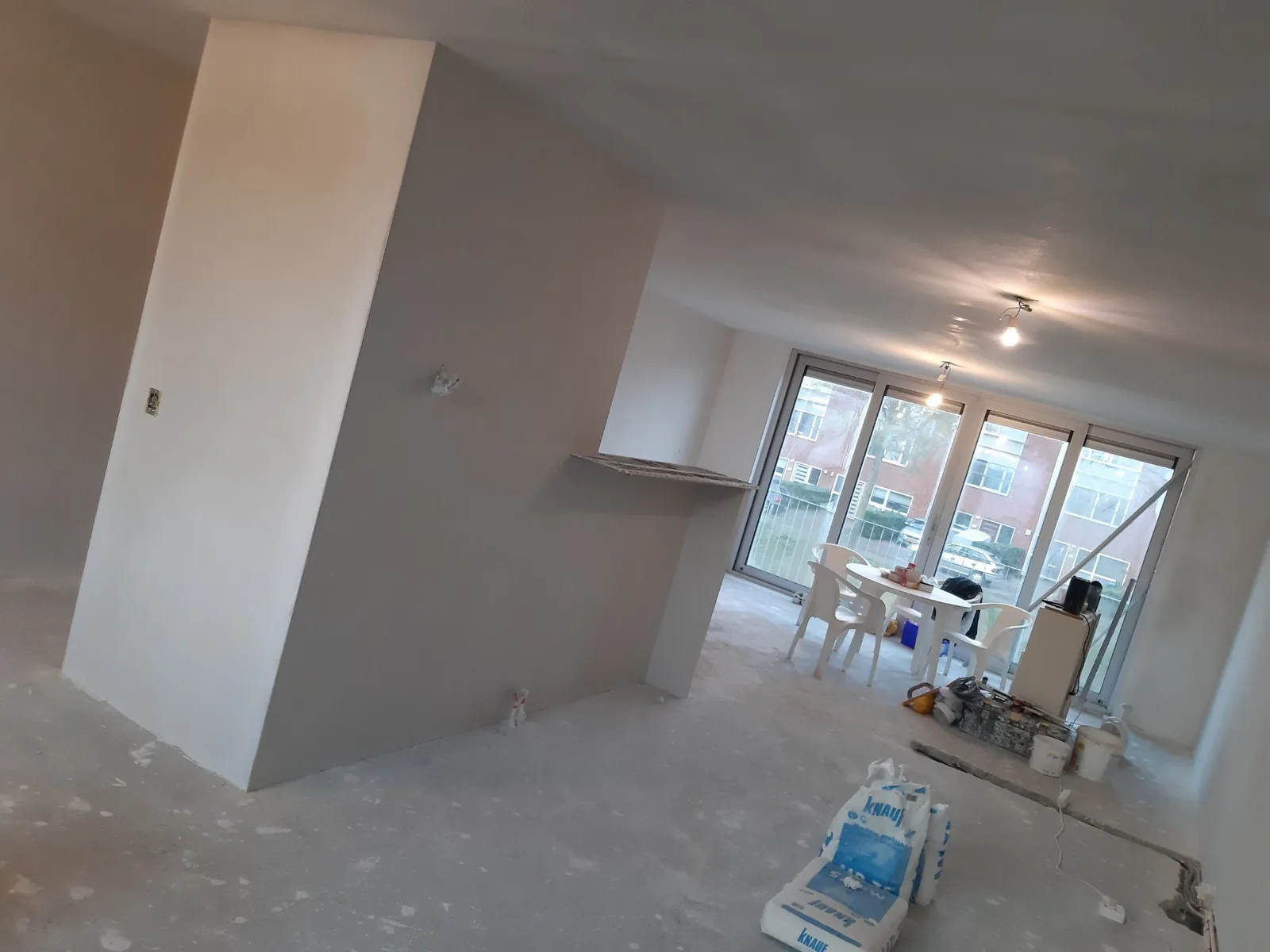 Gestuukte wanden in een woonkamer